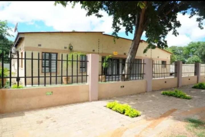 Pillacol Guest House Victoria Falls Exterior photo