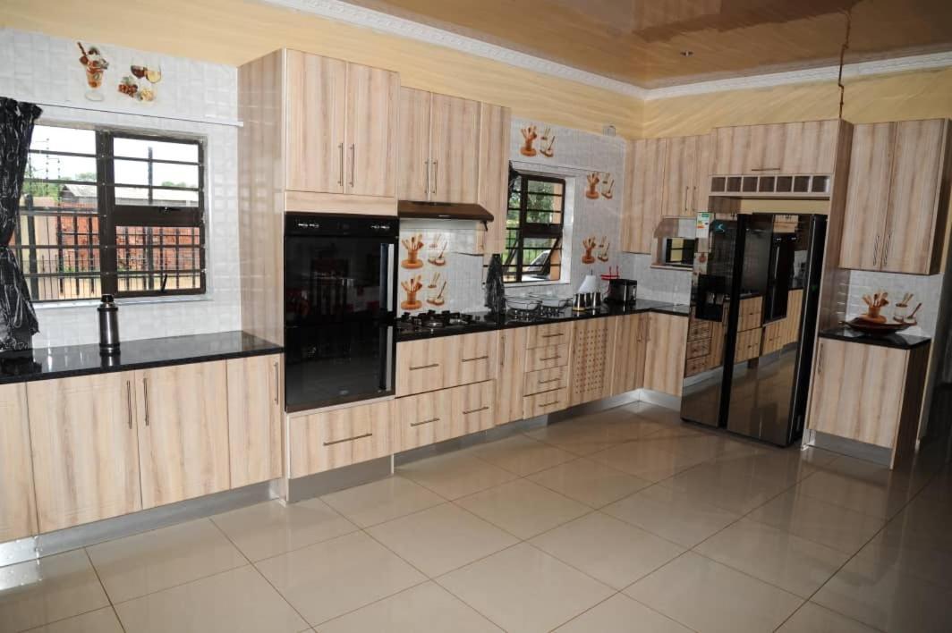 Pillacol Guest House Victoria Falls Exterior photo